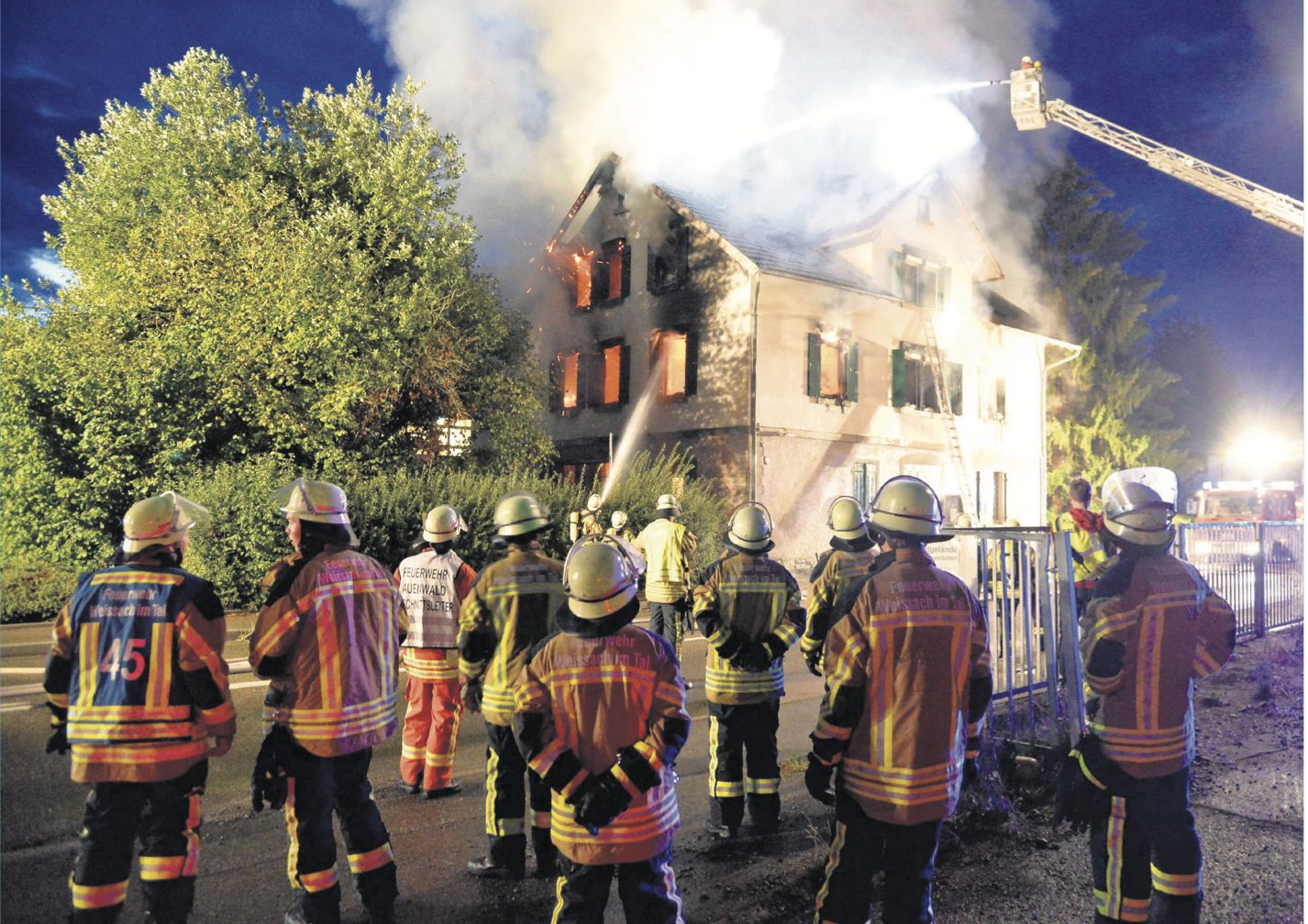 Flüchtlingsunterkunft in Flammen: Am 24. August brannte im baden-württembergischen Weissach dieses Haus nieder, in dem Asylbewerber unterkommen sollten.