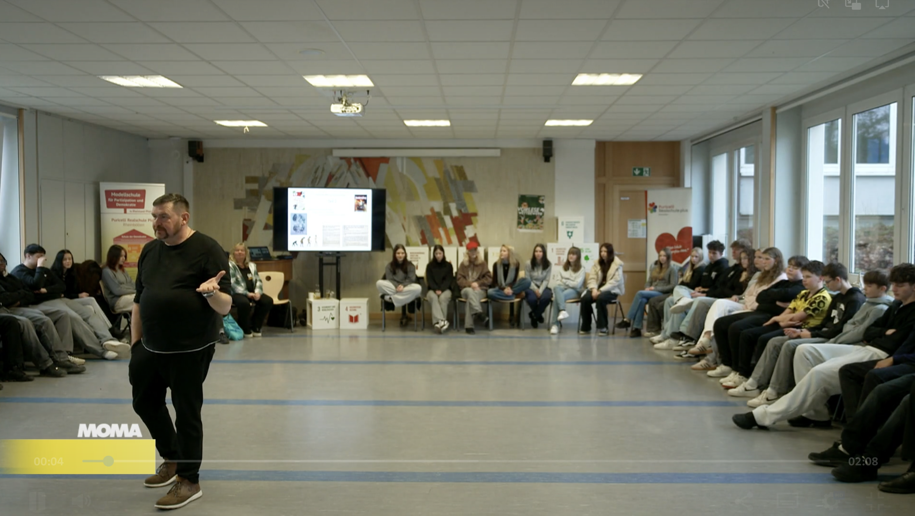 Manuel Bauer spricht mit Schülerinnen und Schülern an der Puricelli-Realschule Rheinböllen sprach Manuel Bauer mit Neunt- und Zehntklässlern über Extremismusprävention